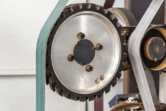 comprare Sbavatrice robot del metallo della compensazione automatica di posizione fabbricazione online