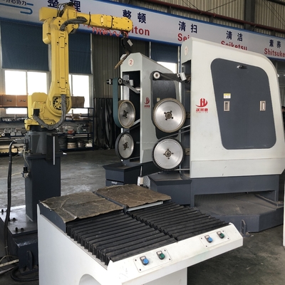 Macchina per la frantumazione automatica del braccio di superficie robot di CNC per il montaggio del rubinetto della fonderia