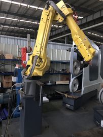 Macchina per la frantumazione automatica del manipolatore di asse della valvola 6 del rubinetto con il braccio robot
