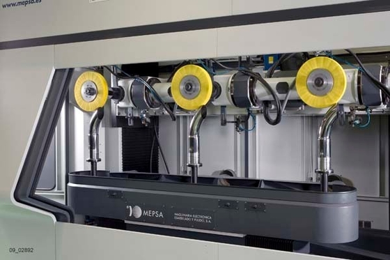 Lucidatrice automatica CNC a quattro posti di lavoro per la lucidatura di superfici metalliche